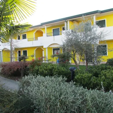 Lägenhet Lovely Flat With Garden Bibione