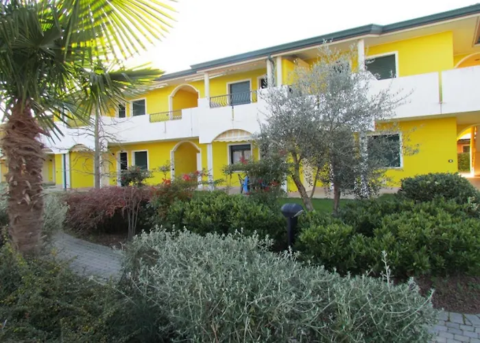 Lägenhet Lovely Flat With Garden Bibione